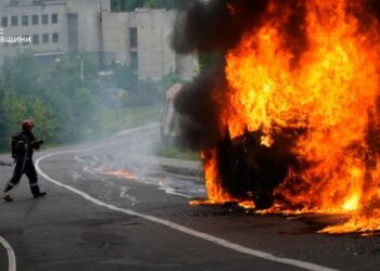 У Львові на ходу спалахнув і згорів мікроавтобус
