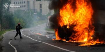 У Львові на ходу спалахнув і згорів мікроавтобус