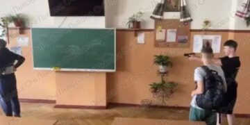 У Львові школярі принесли до школи пневматичну зброю