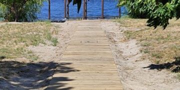 У Миколаєві для людей на кріслах колісних облаштували доріжку до спортмайданчика на пляжі » Миколаївський Оглядач