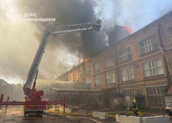 У Рівному рятувальники ліквідовують пожежу по вулиці Червонія