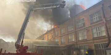 У Рівному рятувальники ліквідовують пожежу по вулиці Червонія