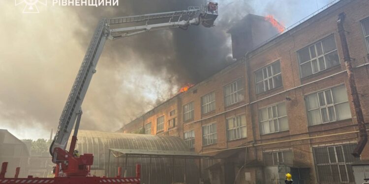 У Рівному рятувальники ліквідовують пожежу по вулиці Червонія