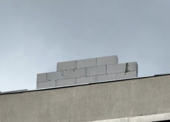 У Рівному з даху одного з ТРЦ впала стіна з блоків (ВІДЕО)