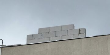 У Рівному з даху одного з ТРЦ впала стіна з блоків (ВІДЕО)