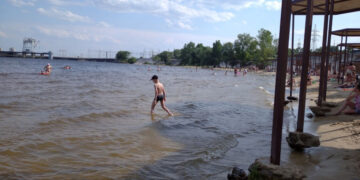 У Запоріжжі дівчина заплила на середину Дніпра – рятувальники супроводжували її до берега після відмови піднятися в човен | Новости Запорожья