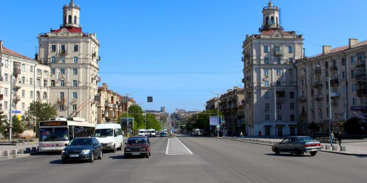 У Запоріжжі комунальники прибрали яскраві вивіски та рекламні банери з пам’ятки архітектури на проспекті Соборному – в рамках проєкту Сенси Запоріжжя | Новости Запорожья