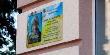 У Запоріжжі на гімназії № 11 відкрили меморіальну дошку випускнику, Герою України –  | Новости Запорожья