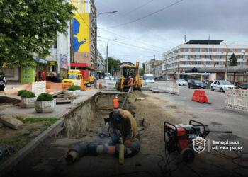 У Запоріжжі на площі Вернадського комунальники взялися за модернізацію тепломереж – замість іржавих встановлять труби з гарантією на 100 років | Новости Запорожья