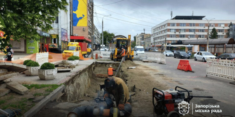 У Запоріжжі на площі Вернадського комунальники взялися за модернізацію тепломереж – замість іржавих встановлять труби з гарантією на 100 років | Новости Запорожья