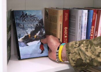 У Запоріжжі в лікарні відкрили четверту «Книжкову поличку для військових» – 80 сучасними виданнями для пацієнтів-захисників | Новости Запорожья