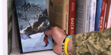 У Запоріжжі в лікарні відкрили четверту «Книжкову поличку для військових» – 80 сучасними виданнями для пацієнтів-захисників | Новости Запорожья