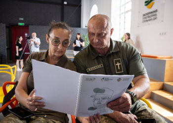 У Запоріжжі видали та презентували довідник для ветеранів – в ньому зібрана актуальна інформація про ГО, що допомагають захисникам | Новости Запорожья