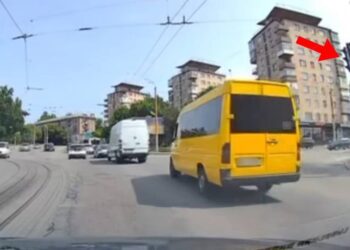 У Запоріжжі водій маршрутки проїхав перехрестя на червоне світло – завдяки відеозапису із соцмережі порушника покарали | Новости Запорожья