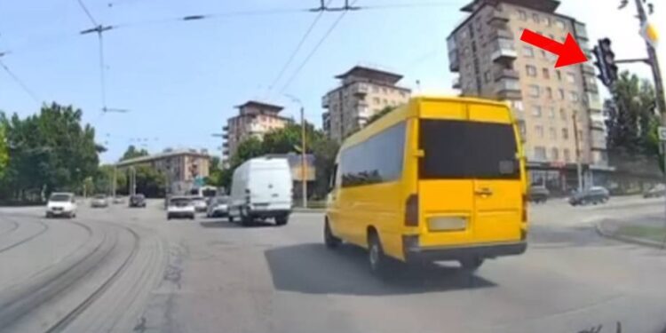 У Запоріжжі водій маршрутки проїхав перехрестя на червоне світло – завдяки відеозапису із соцмережі порушника покарали | Новости Запорожья