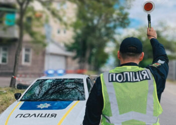 У Запоріжжі водій позашляховика не виконав сигнал регулювальника під час хвилини мовчання – йому винесли постанову | Новости Запорожья