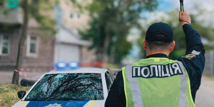 У Запоріжжі водій позашляховика не виконав сигнал регулювальника під час хвилини мовчання – йому винесли постанову | Новости Запорожья