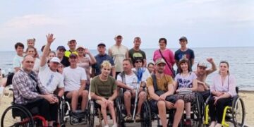 Учасники фізкультурно-оздоровчого клубу людей з інвалідністью «ВІКТОРІЯ» відпочили на морському узбережжі » Миколаївський Оглядач