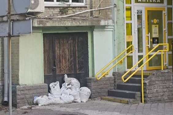 В Олександрівському районі Запоріжжя аптека залишила будівельне сміття – після припису інспекції все прибрали | Новости Запорожья