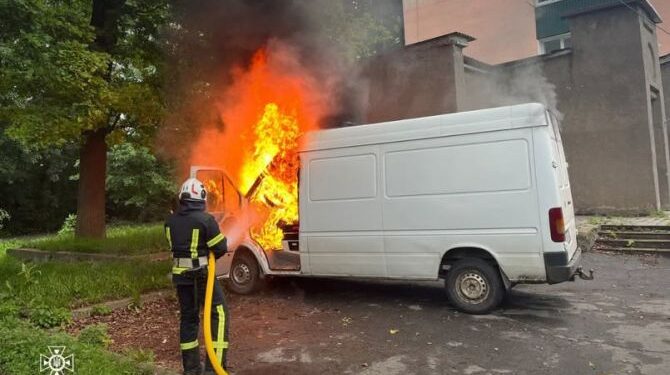 В Умані рятувальники гасили мікроавтобус — Новини Черкащіни