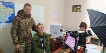 Військовий на відпустці повів кохану до РАЦСу: дівчина переїхала до Черкащини заради нареченого