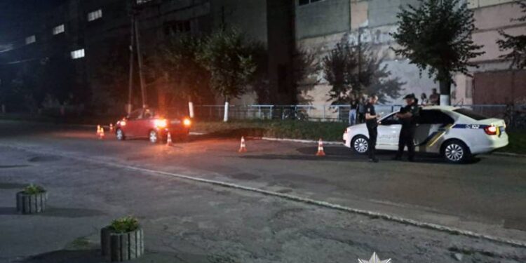 45-річна мешканка Понінки наїхала автомобілем на підлітка: його ушпиталили —Хмельнитчина