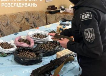 ДБР передало ЗСУ зброю, яку правоохоронці знайшли у гаражі в Києві