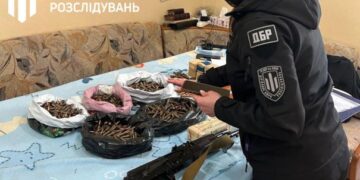 ДБР передало ЗСУ зброю, яку правоохоронці знайшли у гаражі в Києві