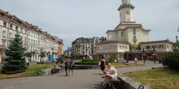 До дискусії франківську Площу Ринок, зрізану ялинку і «парковку» на Майдані Шептицького (фотоподорож)