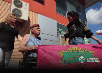 До Запоріжжя приїхав легендарний волонтер Дядя Гріша, фото – він отримав прапор міста та допомогу для ЗСУ | Новости Запорожья