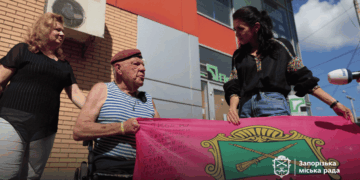 До Запоріжжя приїхав легендарний волонтер Дядя Гріша, фото – він отримав прапор міста та допомогу для ЗСУ | Новости Запорожья