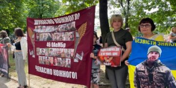 «Доводиться боротися з болем сам на сам»: у Черкасах відбулася акція «Не мовчи — полон вбиває» — Новости Черкасс