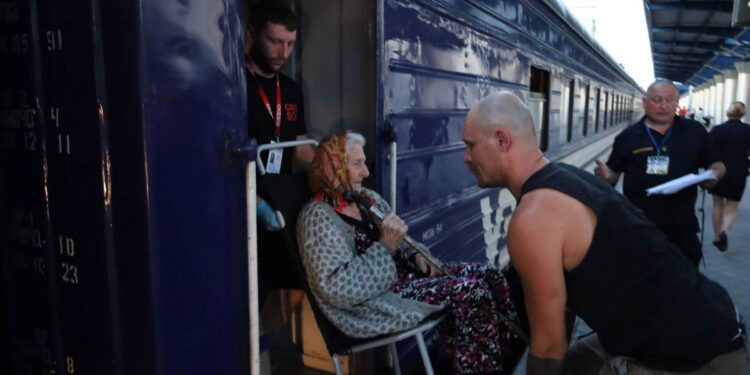 Із Запоріжжя продовжують курсувати безплатні евакуаційні поїзди на Львівщину – як записатися | Новости Запорожья