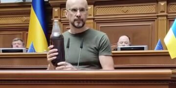 Каламутність у 288 разів вища за норму: нардеп продемонстрував у Раді зразок брудної води з крана у Смілі