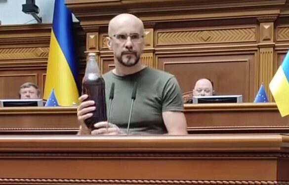 Каламутність у 288 разів вища за норму: нардеп продемонстрував у Раді зразок брудної води з крана у Смілі