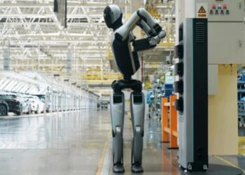 Китайці представили першого у світі робота-гуманоїда, який самостійно замінює собі батареї – Экономика