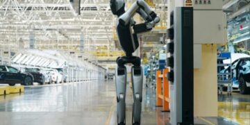 Китайці представили першого у світі робота-гуманоїда, який самостійно замінює собі батареї – Экономика