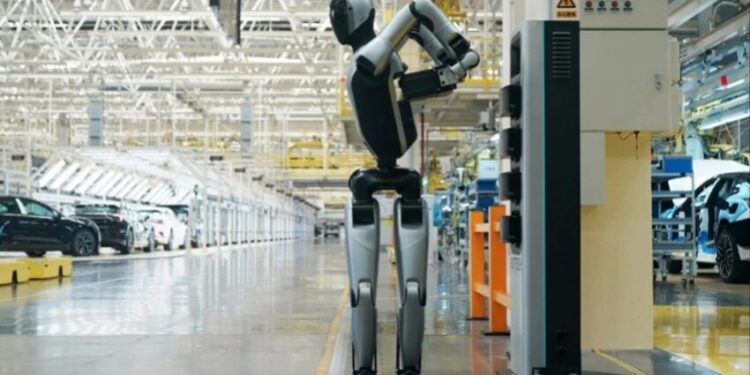 Китайці представили першого у світі робота-гуманоїда, який самостійно замінює собі батареї – Экономика