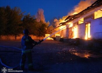 Миколаїв: вогнеборці загасили пожежу, спричинену ворожим обстрілом » Миколаївський Оглядач