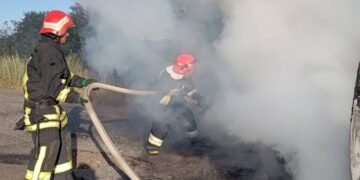 На автодорозі Гриців-Микулин зайнявся легковий автомобіль (відео) —Хмельнитчина