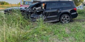 На Львівщині позашляховик зіткнувся з фурою: постраждав підліток