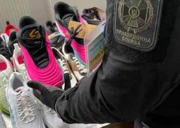 На Львівщині прикордонники викрили контрабанду кросівок на понад 1 млн грн