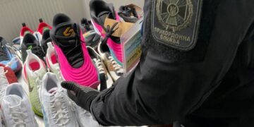 На Львівщині прикордонники викрили контрабанду кросівок на понад 1 млн грн