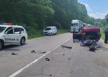 На Львівщині в ДТП потрапили Nissan і Honda: госпіталізували 3 людей