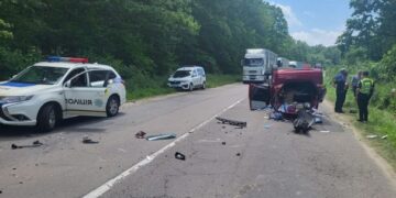 На Львівщині в ДТП потрапили Nissan і Honda: госпіталізували 3 людей