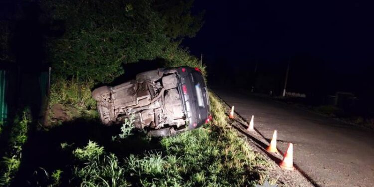 На Шепетівщині перекинулося авто: травмувалася пасажирка —Хмельнитчина