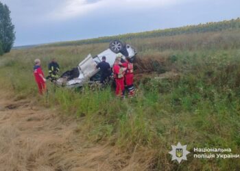 На Уманщині водійка “Lexus” з’їхала в кювет , де авто перекинулося: жінка загинула, пасажирку та двох дітей госпіталізували