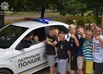 Патрульні провели урок безпеки для дітлахів у літньому таборі — Новости Черкасс