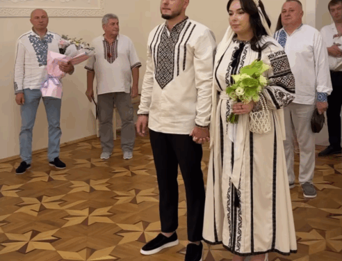 «По-людськи… до сліз»: мера запросили на весілля — Новости Черкасс