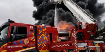 Рятувальники розбирають завали після обстрілу Полтавщини